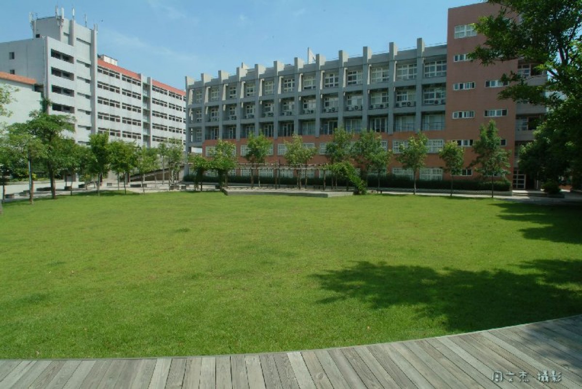 中華大學.A棟.三角草坪.景觀
