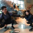 同學們在恐龍館與恐龍合照